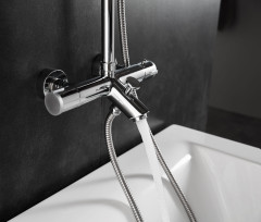 AQG, душевая колонна WIND BLU SQ регулируемая по высоте 95-150 см: с изливом, термостатом и квадратным верхним душем 25х25 см, цвет хром