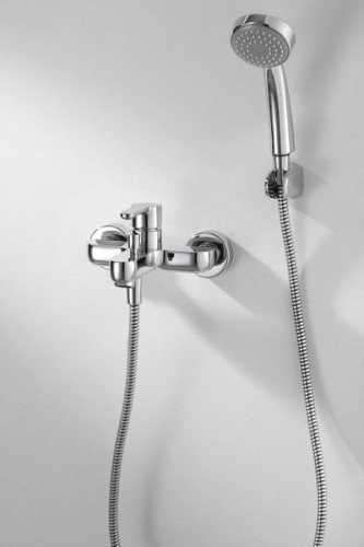 Смеситель для ванны Bravat Stream с коротким изливом и душевой лейкой, хром (F63783C-B)