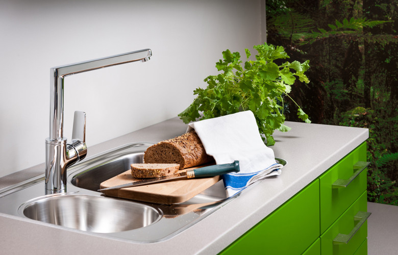 Oras 3838F Twista Смеситель для кухни с боковым управлением, высоким поворотным изливом и цельной рукояткой