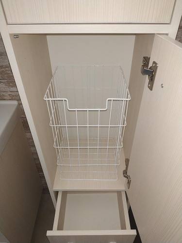 Шкаф пенал Бриклаер Чили 35 4627125414978 с бельевой корзиной Светлая лиственница