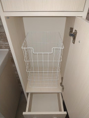 Шкаф пенал Бриклаер Чили 35 4627125414978 с бельевой корзиной Светлая лиственница