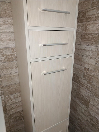 Шкаф пенал Бриклаер Чили 35 4627125414978 с бельевой корзиной Светлая лиственница