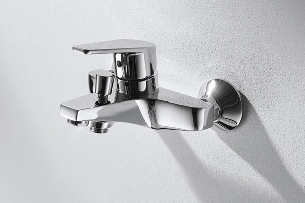 Смеситель для ванны Bravat Line короткий излив, хром (F65299C-B-RUS)